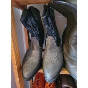 Western Cowboy Boots Gray‎ Black Embroidery Detailed Accents